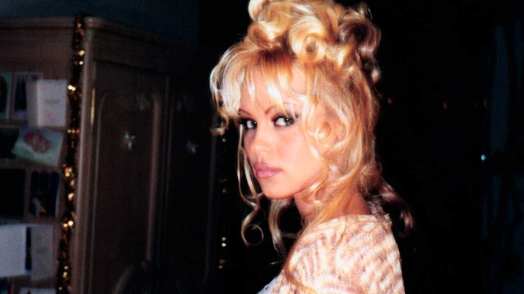 CRÍTICA | Pamela Anderson - Uma História de Amor é retrato sincero de um ícone
