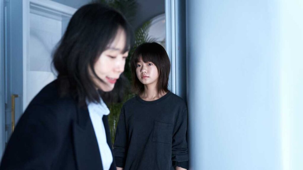 Kill Boksoon é um filme sul-coreano da Netflix que retrata a vida de uma mulher que precisa conciliar maternidade e uma perigosa profissão