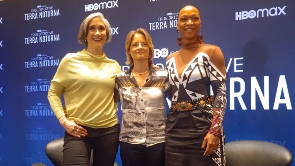 A diretora Issa López e as atrizes Jodie Foster e Kali Reis vieram ao Brasil divulgar True Detective: Terra Noturna, 4ª temporada da franquia. Veja como foi a entrevista coletiva.