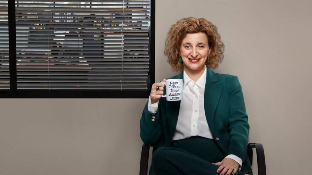 Felicity Ward como Hannah Howard é um dos poucos destaques positivos da primeira temporada da versão australiana de The Office, do Prime Video