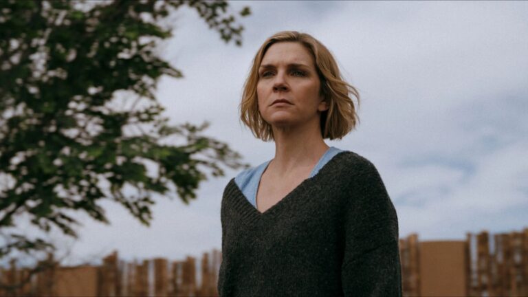 Entrevista: Rhea Seehorn fala sobre parceria com Vince Gilligan e complexidade de sua personagem em Pluribus
